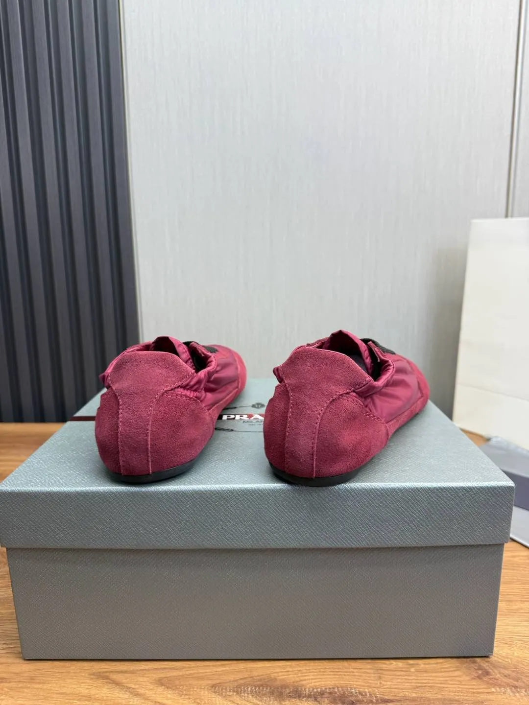 Men's Shoes💰500💰Men's PRADA 2025 Early Spring Collapse New Sports Shoes Moral Training Shoes Collapse's name comes from the fact that it can be easily put on and taken off with bare hands ~ The light and comfortable features create a more relaxed and casual look, and the side elastic design can be worn twice! Super comfortable catwalk sneakers, as thin and light as ballet slippers, as comfortable as sneakers, comfortable and super light on the feet. Fabric: frosted cowhide leather spliced ​​with nylon cloth, cowhide foot pads, men's size 38-45